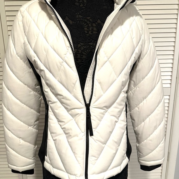 Giftable!!! Never worn Calvin Klein Woman’s Hooded Packable Puffer Coat, - Picture 3 of 9